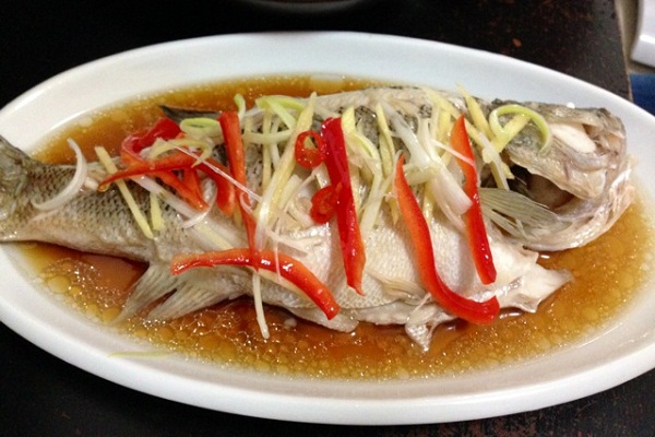 清蒸鱸魚的做法_清蒸鱸魚_清蒸鱸魚的傢常做法_清蒸鱸魚做法_清蒸鱸魚做法視頻 清蒸鱸魚的做法介紹