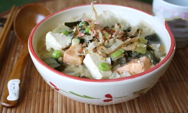 孕期晚上總是腿抽筋 熬點味增豆腐鮭魚湯