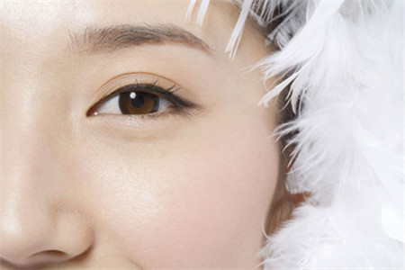改善黑眼圈 你的眼霜用對瞭嗎
