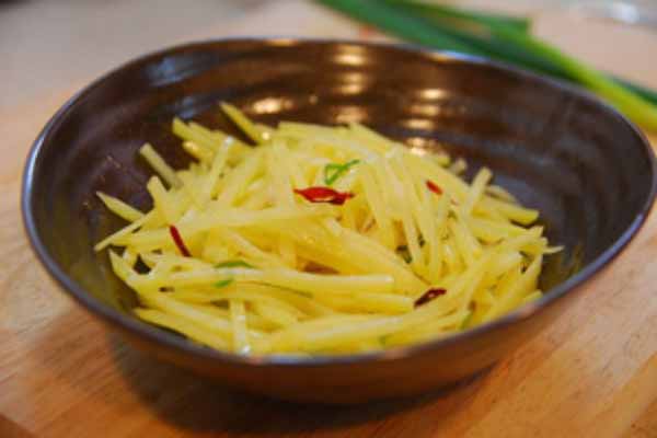 酸辣、酸溜土豆絲的傢常做法
