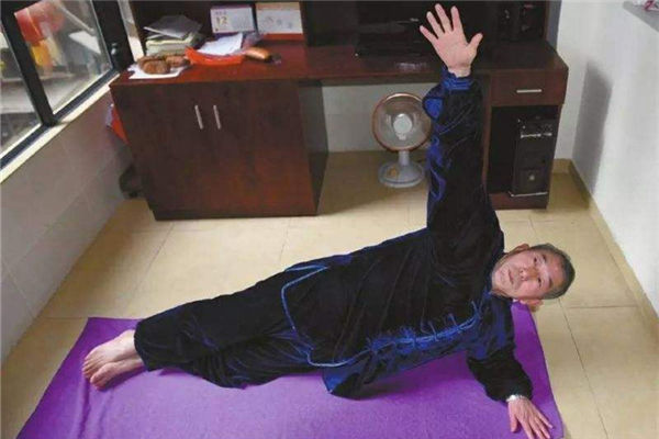 成都63歲大爺練瑜伽獲獎走紅網絡 誰說瑜伽是女性專利？