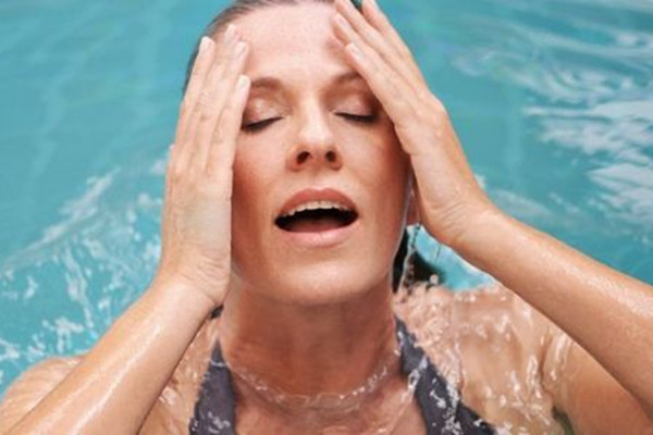 來月經想遊泳怎麼辦?女性3個時期堅決不能遊泳
