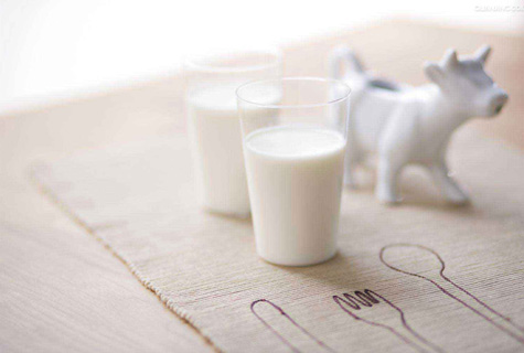 喝牛奶可以美白嗎_牛奶美白面膜