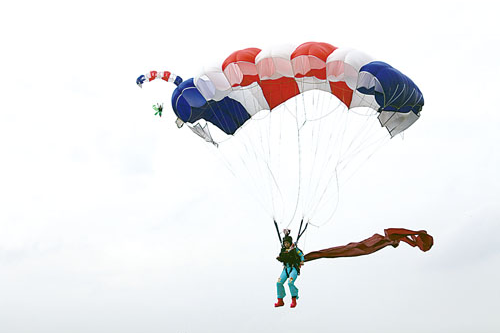 高空跳傘 引領運動新時尚 高空跳傘 引領運動新時尚