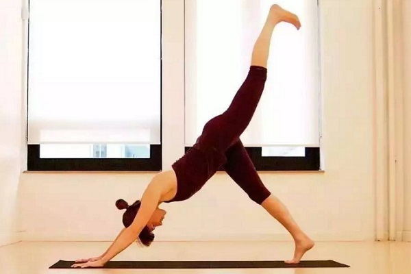 瑜伽基本動作十二式 10分鐘超有效燃脂瘦身瑜伽