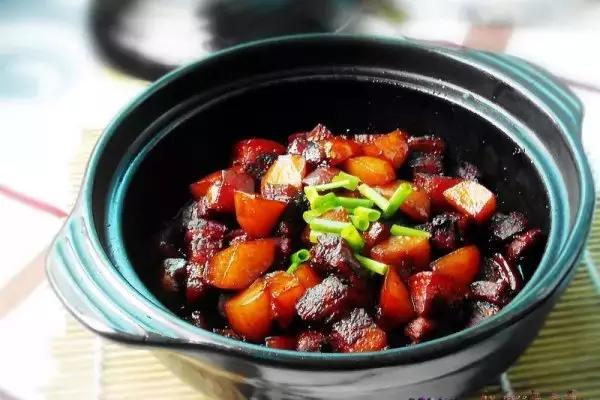 五花肉燉土豆_五花肉的傢常做法_五花肉怎麼做好吃 五花肉燉土豆做法介紹