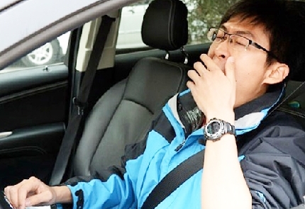 開車時間太長 需要用緩解視疲勞眼藥水
