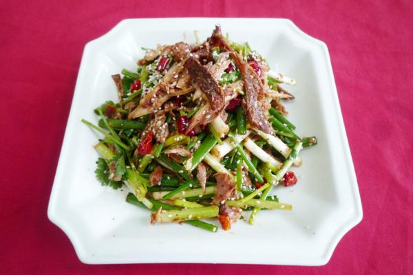 大蔥炒肉_大蔥炒雞蛋_豬肉大蔥餃子餡 大蔥炒肉的做法 大蔥的做法盤點