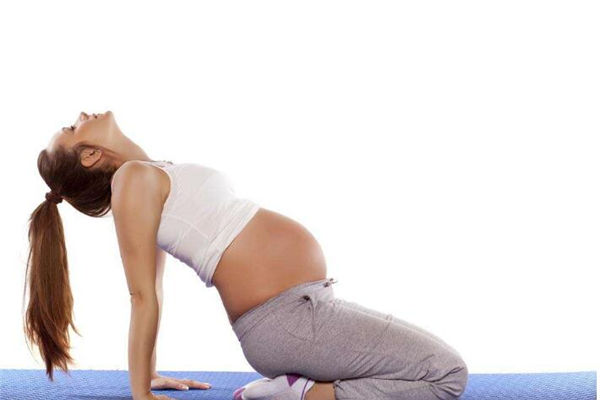 美媽媽挺孕肚做瑜伽稱有利於順產 孕婦練瑜伽有哪些好處？