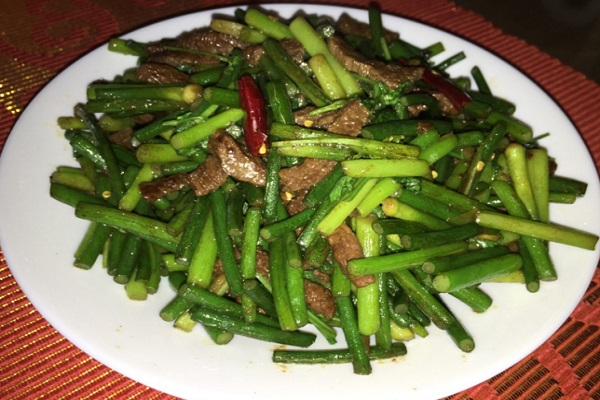 蒜苗炒牛肉和涼拌蒜苗怎麼做