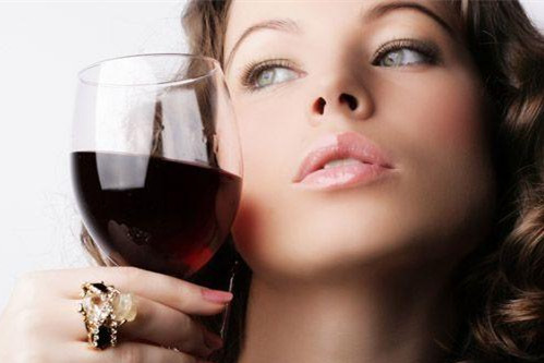 你知道女人晚上喝杯紅酒即能減肥又能排毒嗎