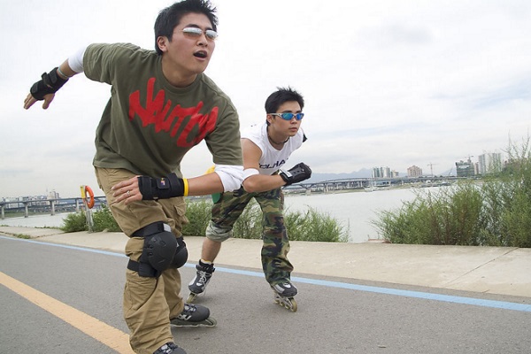 隨著滑冰愛好者的增加，年輕人將單排輪旱冰鞋發展成一種嶄新的體育運動-----輪滑。在設置有多種障礙的輪滑場上，年輕人有瞭一個新的展示技巧與勇氣的天地。但滑輪也是一種高危險的運動，所以在選擇這項運動時一定要謹慎，新手一定要在教練的帶領下進行學習。  旱冰鞋技巧  站立  ⑴平行站立法：2腳平行站立與肩同寬，上體稍向前傾。  註意：站立過程中腳不要內收或者外展，保持刀架與地面垂直，並在平時的運動中註意養成良好的站立姿勢。  ⑵“T”型站立法：                                    <div> 
         <p class=