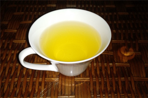 老人飲黑苦蕎茶養生好 可降血脂降血糖