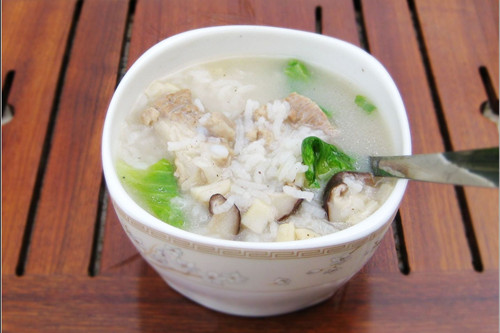 不易消化就多吃點香菇排骨粥把
